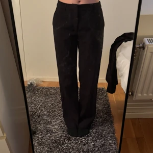 Svarta kostymbyxor - Svarta kostymbyxor från Gina tricot i storlek S. Ganska stor i storleken, skulle även passa M. Fint skick. 
