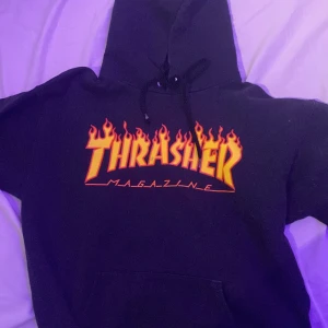 Svart hoodie från Thrasher STLK S - Säljer en svart hoodie från Thrasher med det ikoniska logotyptrycket i orange och gult på framsidan. Perfekt för en avslappnad stil med en skön passform och huva. Köpte den för 1000 säljer den för 700👏🏽 