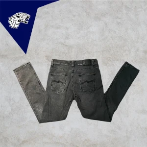 NUIDE JEANS  - Nudie jeans | Skick: 8/10 | Strl W30 L30 | Modellen är 180cm | Hör av dig om du undrar någonting!