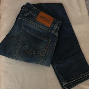 Blåa jeans från Replay - Snygga blå jeansfrån Replay i ekologisk bomull. Klassisk design med fem fickor och knappgylf. Perfekta för en avslappnad stil. 