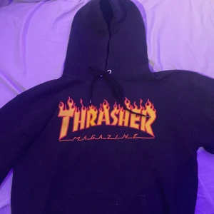 Svart hoodie från Thrasher👏🏽 - Säljer en svart hoodie från Thrasher med den ikoniska loggan i eldflammor på framsidan. Tillverkad i 90% bomull och 10% polyester, perfekt för en skön och avslappnad stil. Huvan har dragsko för justerbar passform. Köpte den för 1000 säljer den för 700👌🏽
