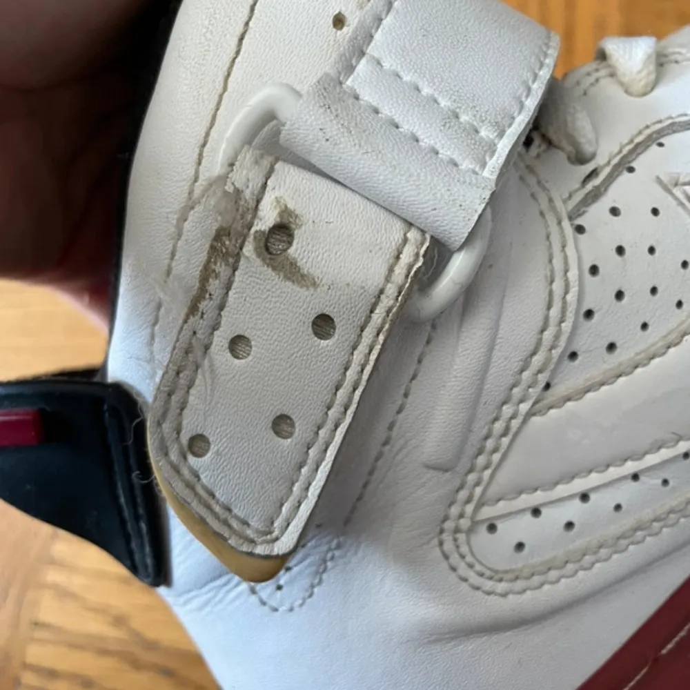 Snygga Nike Air sneakers i vitt med röda detaljer. Skorna har snörning och en hög design med den klassiska Air-loggan på hälen. Perfekta för en sportig look.. Kengät.