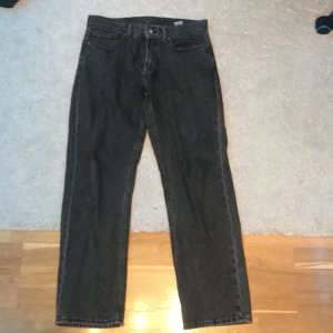 Svarta jeans från Vailent - Säljer ett par klassiska svarta jeans från Vailent i storlek S. De har en rak passform och är tillverkade i ett slitstarkt material. Perfekta för en stilren look.