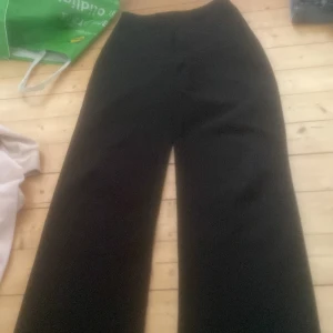 Svarta byxor från XOXO Friends - Snygga svarta byxor från XOXO Friends med en klassisk design. Byxorna har en rak passform och är perfekta för en stilren look. Tillverkade i ett mjukt och bekvämt material.