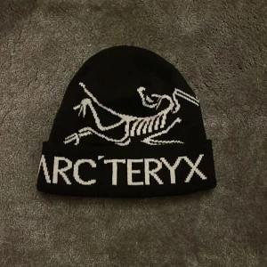 Svart  Arc'teryx mössa  - Snygg svart mössa från Arc'teryx. Perfekt för kallare dagar.