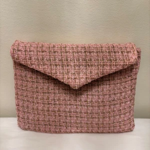 Datorfodral 002 Ljusrosa - Etui UF datorfodral är handsydda i tweedtyg som ger en unik look till din outfit!