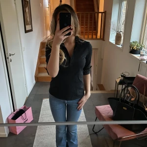 Svart skjorta - Svart skjorta med coola randiga detaljer. Super snygg passform