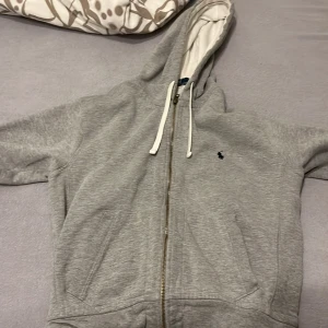 Grå hoodie från Polo Ralph Lauren - Selling my ralph lauren hoodie the condition is a 9/10 and fits s very well