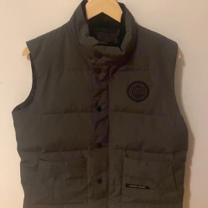 Svart dunväst från Canada Goose - Säljer min Canada Goose väst för att den är för liten för mig. Kvalitet 9/10. Den är även äkta och kan sicka bild bild på Qr coden i jackan som bevis. Pris kan diskuteras 