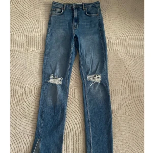 Blå jeans Zara - Jätte fina blå jeans från zara i storlek 36. De är boot cut med slit där nere. De är i jätte bra skick.