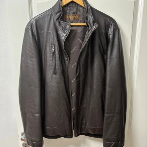 Svar skinnjacka från Balmain - Väldigt fin skinnjacka från Balmain, jag har blivit för stor för den och måste därför bli av med den, den är äkta och av äkta skinn såklart. Fick den i present. Väldigt fin och tidlös stil. 