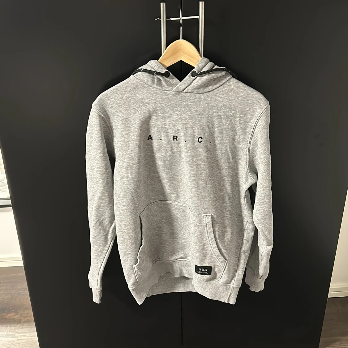 Grå hoodie från !Solid - 90