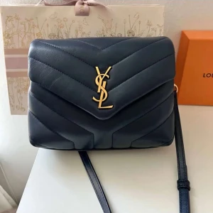 Svart quiltad axelväska från Saint Laurent - Elegant svart axelväska från Saint Laurent i quiltat skinn med guldiga detaljer. Väskan har en justerbar axelrem. Perfekt för att ge en lyxig touch till din outfit.