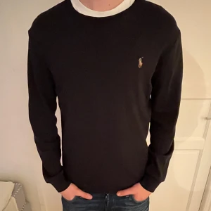 Tröja från Polo Ralph Lauren - Snygg svart tröja från Polo Ralph Lauren i mycket bra skick! 