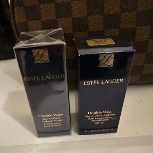 Este lauder double wear med pump  - Foundation i färgen Shell beige  Oöppnad  Pump till flaskan✨