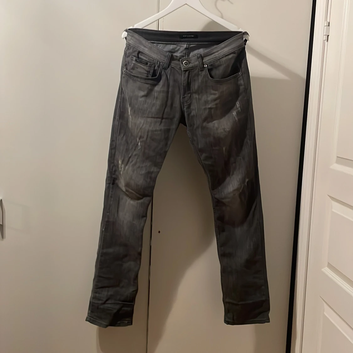 Grå jeansbyxor från Tommy Hilfiger