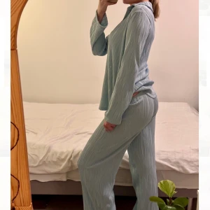 Gina Tricot Set - Snyggt och bekvämt set från gina tricot. Har använt den ett fåtal gånger, säljer båda för 280🩵storlek xs