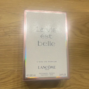 La Vie Est Belle Eau de Parfum från Lancôme - Säljer min parfym för att jag redan har en likadan. fick den i julklapp den är helt ny. ny pris är 1031 kr använd en gång. lådan till parfymen finns med. priset kan diskuteras. tryck gärna på köp nu❤️