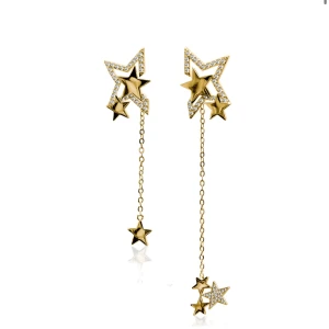 Guldstjärna örhängen med kedja - Eleganta örhängen i guld med stjärnformad design och glittriga detaljer. De har en hängande kedja med små stjärnor som ger en unik look. Perfekta för att lysa upp vilken outfit som helst.