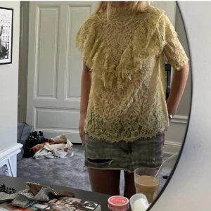 Gul sommarblus från H&M🌟🌟 - Säljer min assss snygga blus från H&M, helt slytsåld och är lite bymalina liknande, passar till absolut allaaaa tillfällen, storlek S/36💛💛💛