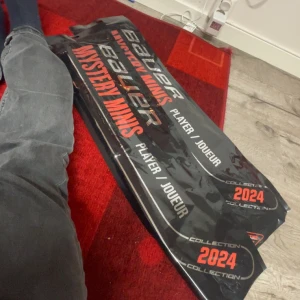 Bauer Mystery Minis 2024 - Upptäck Bauer Mystery Minis 2024 Collection. Perfekt för hockeyentusiaster som vill överraskas med unika spelare. !!som är öppnad skriv om ni vill veta vilka de är!! Aldrig använda RIGHT