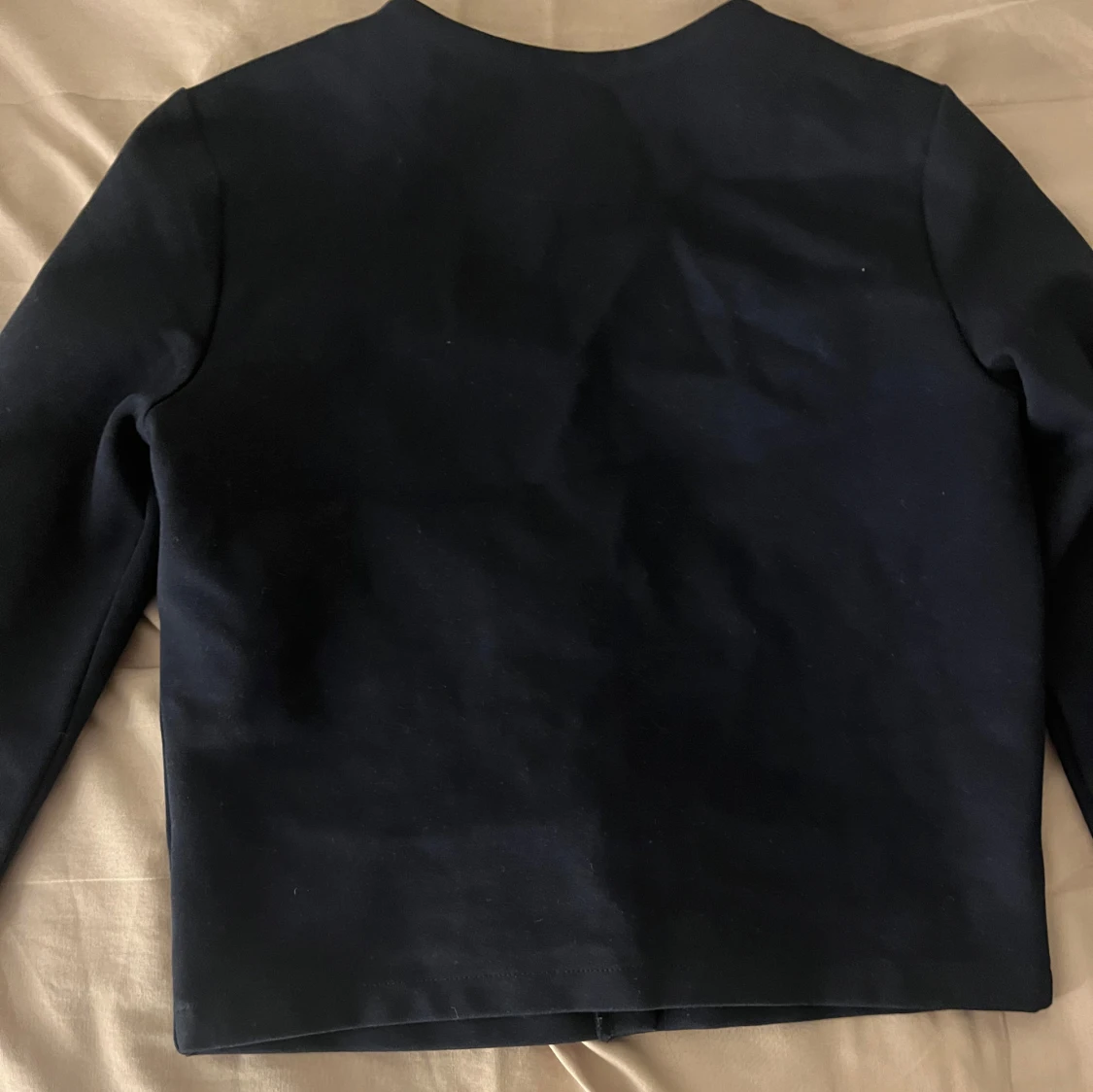 Marinblå kofta med guldknappar - 90