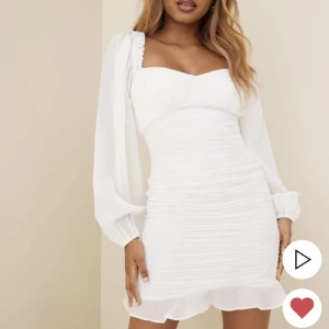 Studentklänning storlek xs - Superfin studentklänning från Nelly i storlek xs 🤍 endast använd på min student i somras💕 Varsamt använd, nypris 399kr