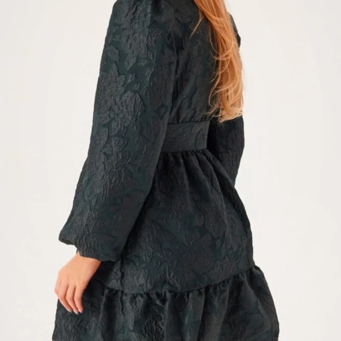 Mörkgrön klänning med volangdetaljer - 2