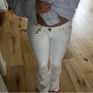 Lågmidjade bootcut jeans  - Jättesnygg vita low waist jeans!💕 Dom två första bilderna är lånade och den tredje visar att färgen på knappen håller på att låsna, pga längden för mig har dom blivit lite slitna längst ner på benen! Jensen är i storlek W25, skriv om ni undrar något💕