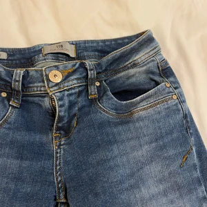 LTB jeans  - Lågmidjade jeans från LTB i modellen Valerie! 💓Storlek: 24/30. Innerbensmåttet är 75 cm ungefär! Har inget typ av tecken på användning och är i nytt skick! 💓Pris går att diskutera! Fråga gärna vid eventuella frågor 