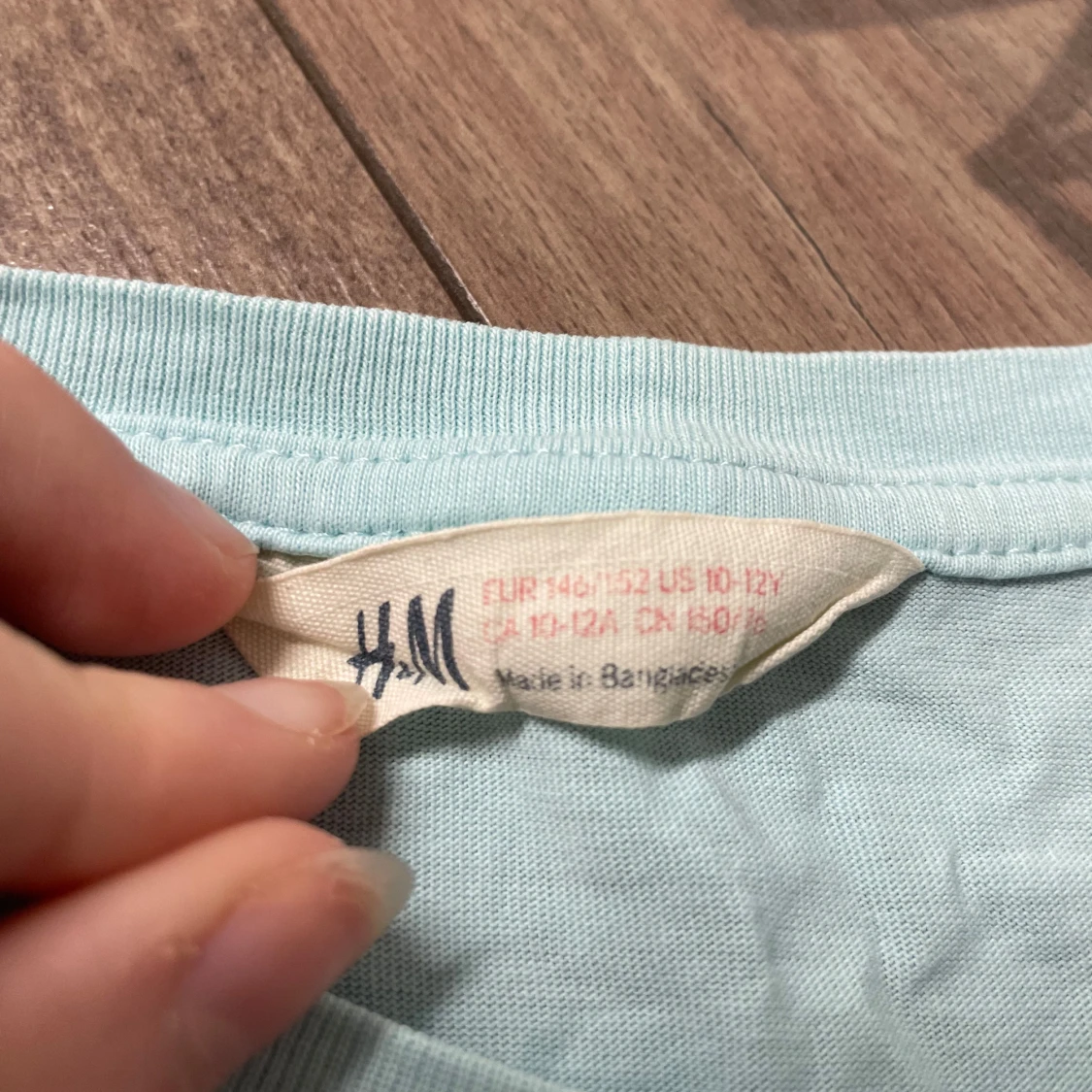 Ljusblå t-shirt med ananastryck från H&M - 90