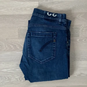Dondup George - Tja! Säljer ett par snygga Dondup George jeans i fint skick. Storlek W32. Midjan 38cm, längden 95cm. Hör av dig vid frågor eller funderingar!