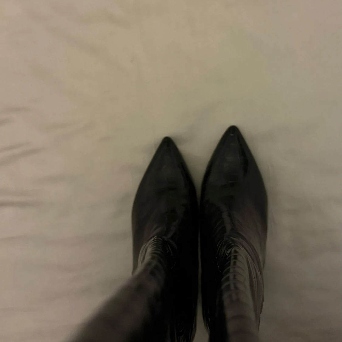 Svarta stövlar med krokodilmönster - 92