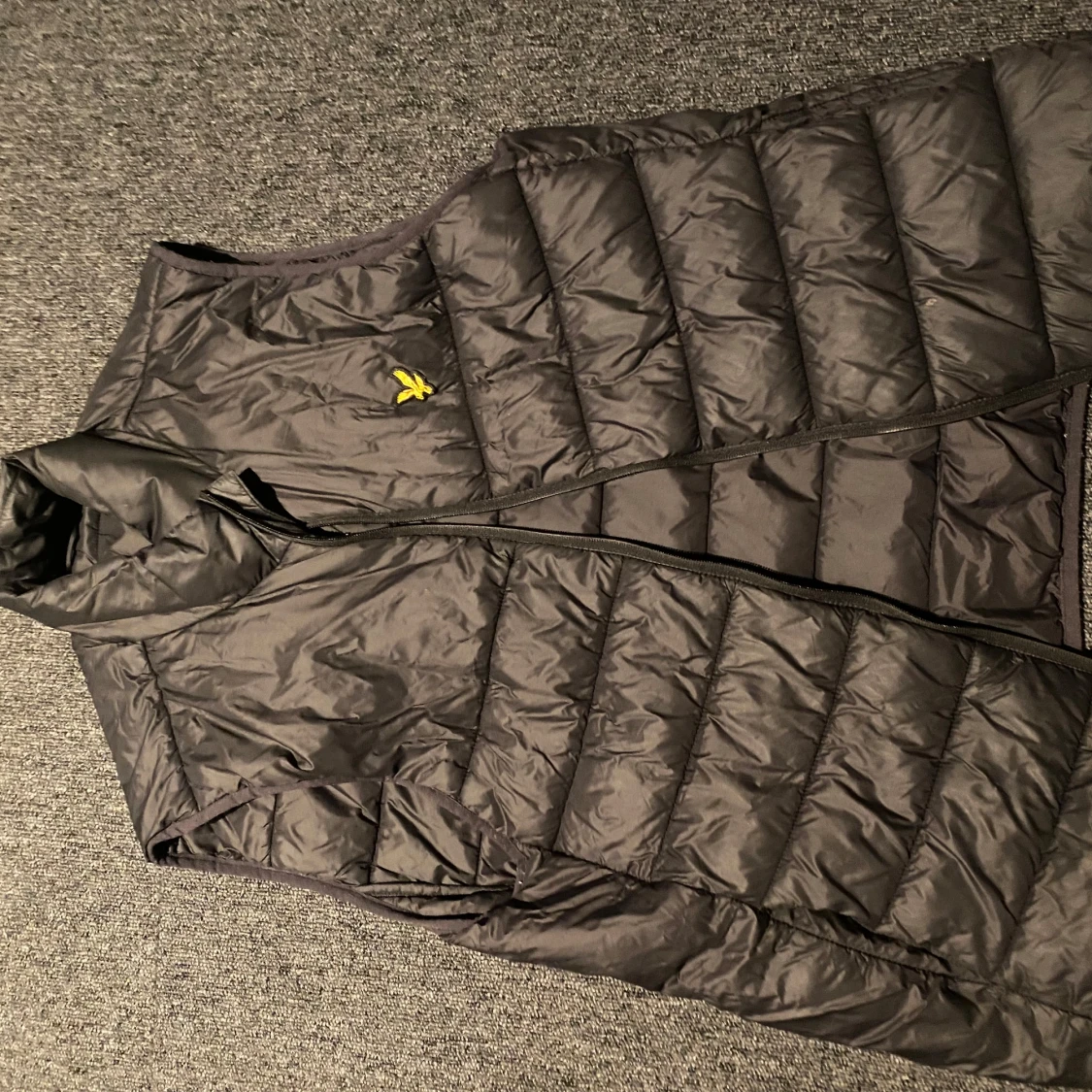 Svart Lyle and Scott dunväst med dragkedja