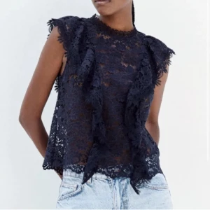 Marinblå Zara spetsblus - Marinblå Zara spets blus i nyskick. Säljer då jag har många andra liknande. Kontakta mig för frågor!!! Ni kan även sätta prisförslag!! 