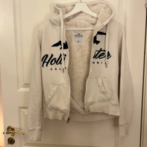 Vintage hollsiter!! - Askön fluffig zip up från hollister, den är i bra skick!🤍✨