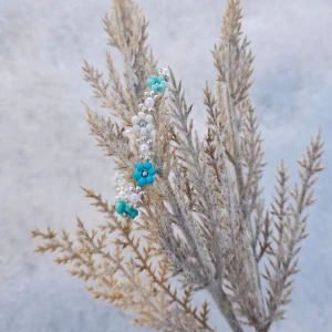 ~ Handgjort blått och vitt armband ~ - Ett armband med vita pärlor, blåa blommor och silver detaljer. Perfekt för att ge en färgklick till din outfit. Armbandet har smyckeslås och kedja i silver.