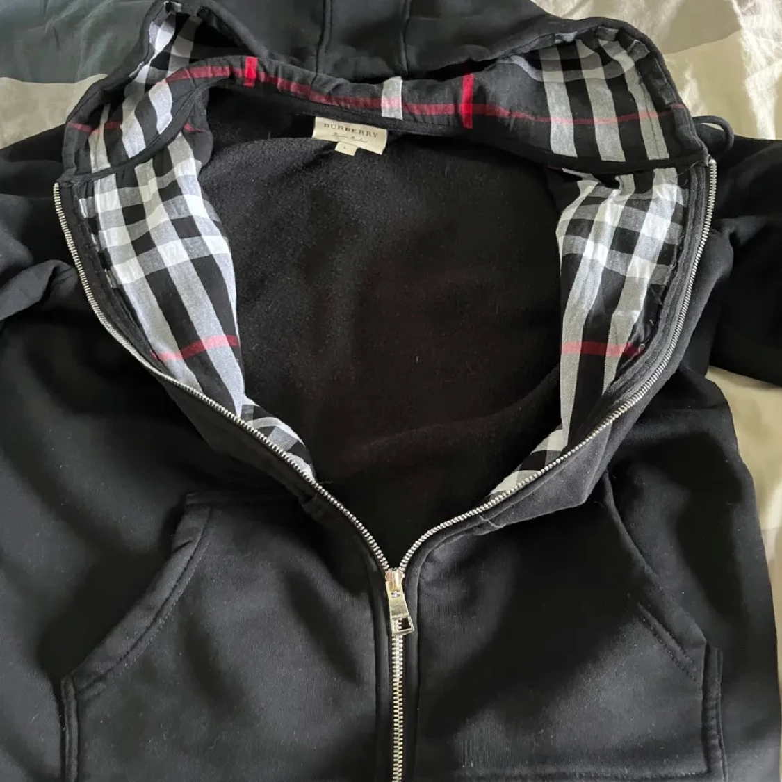 Svart huvtröja med dragkedja - 90