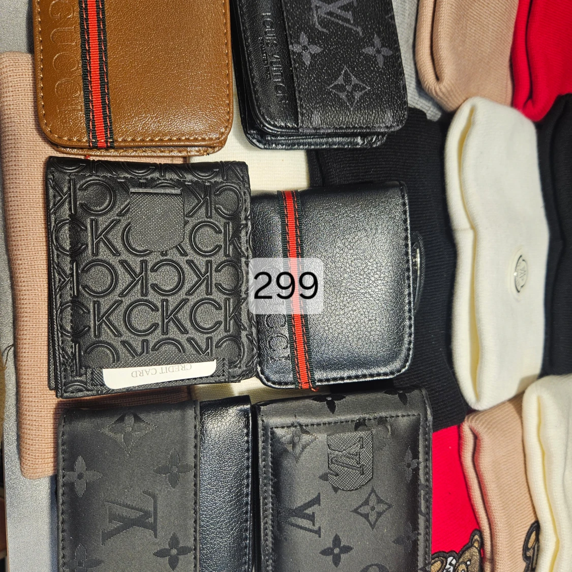 Flera plånböcker med olika mönster