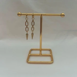 Örhängen  - Väldigt fina örhängen! Finns i silver och guld.  Köp för 119kr/st Eller 209kr/paret. Modell 130 Smyckes ställningen finns även att köpa för 299kr!