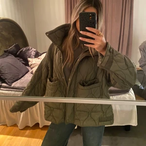 zara jacka - Säljer en jättesnygg olivgrön quiltad pufferjacka med dragkedja och hög krage. Jackan har en oversized passform och stora fickor framtill. Såå snygg och varm!❤️Passar alla mellan zs-M beroende på hur man vill att den ska sitta!