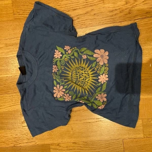 Blå t-shirt med sol- och blommönster - Söt baby tee från Urban outfitters 