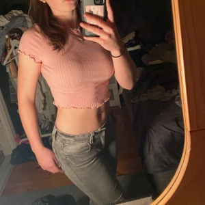 Rosa ribbad topp från Shein - Säljer en söt rosa ribbad topp från Shein. Den är croppad med korta ärmar och har en fin volangdetalj vid ärmslut och nederkant. det står storlek M men det är som en S. Har använt den 1 gång bara💞