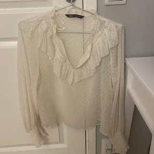 Vit blus - Säljer denna fina vita blusen ifrån Zara. I storlek S, använd fåtal gånger
