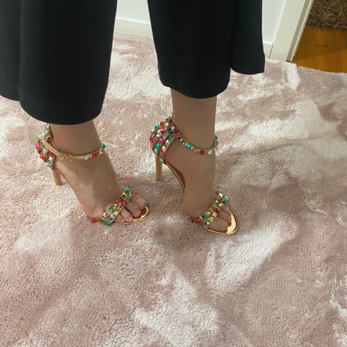 Färgglada klackskor med nitar - 91