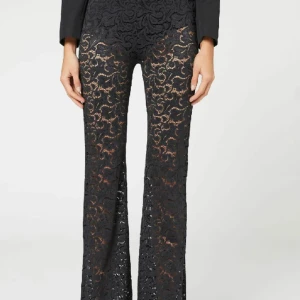 Svarta spetsbyxor från Calzedonia - Spetsbyxor slutsålda från calzedonia, endast använda fåtal gånger så det är som nya! 💓💗