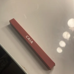 Läpppenna Laguna från CAIA - Säljer en läppenna i nyansen Laguna från CAIA. Pennan har en elegant design med en mjuk och krämig konsistens som ger en jämn applicering. Perfekt för att definiera och fylla i läpparna med en naturlig färg. Endast testat 2 gånger. 
