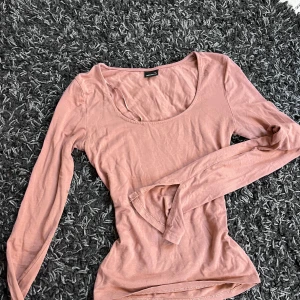 Rosa/ röd  långärmad topp - Säljer en fin uringad långärmad tröja med slits vid armarna, tröjan är använd ett fåtal gånger. Säljer för att den inte kommer till användning💗Ny pris 200kr