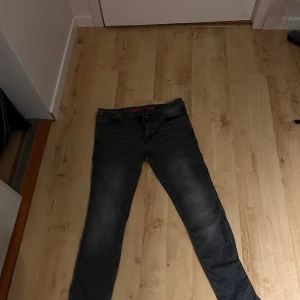 Gråa jeans från Hugo - Snygga gråa jeans från Hugo.  Köpt på Mall of scandenavia i hugo buktiken. Nypris 1599. Storlek 30/32. Skick 9/10! Pris 899!🤩