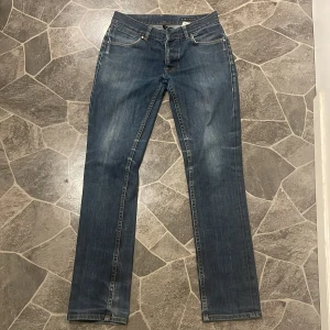 Blå jeans från Emilio - Snygga blå jeans från Emilio med klassisk design. Tillverkade i 98% bomull och 2% lycra för en bekväm passform. Perfekta för en avslappnad stil. Lågmidjadeeeee